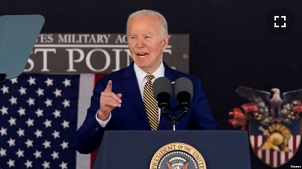 조 바이든 대통령이 2024년 5월 25일 미국 육군사관학교 웨스트포인트 졸업식에서 축사하고 있다.